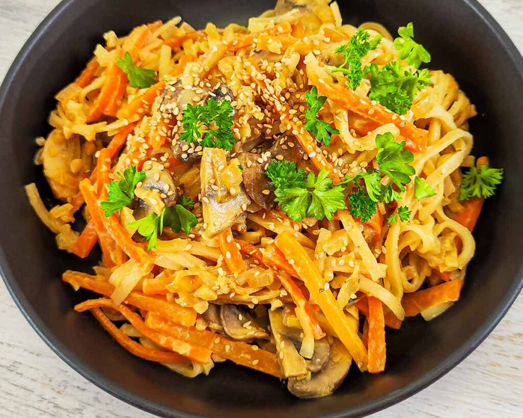 Nudeln mit Möhren, Champignons und Miso-Mandelmus-Soße