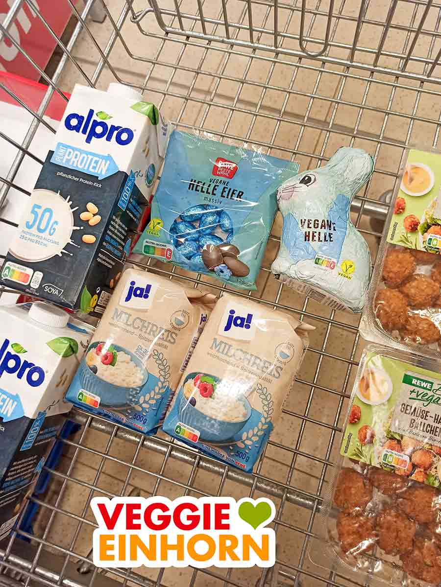 Einkaufswagen im Supermarkt mit veganen Lebensmitteln und dem Vegane Helle Osterhasen von Rewe