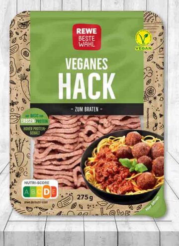 Eine Packung veganes Hack von Rewe