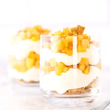  Veganes Schichtdessert mit Apfelstücken und Creme im Glas als Symbolbild für die Kategorie Rezepte für vegane Desserts.