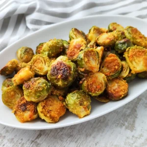 Gerösteter Rosenkohl aus dem Ofen auf einer Servierplatte.