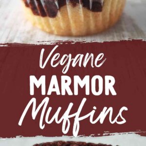 Zwei Fotos von einem veganen Marmormuffin, Oben ein einzelner Muffin in einer weißen Papierform , unten eine Hand, die einen halbierten Muffin hält. In der Mitte steht in weißer Schrift auf bordeauxrotem Hintergrund der Text Vegane Marmor Muffins.