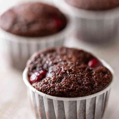 Vegane Schoko Kirsch Muffins in Papierförmchen
