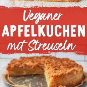 Ein Stück saftiger veganer Apfelkuchen mit goldbraunen knusprigen Streuseln liegt auf einem hellen Holztisch. Im Hintergrund ist der ganze Kuchen mit einer herausgenommenen Stücke auf einer runden Backform zu sehen. In der Mitte steht der Text Veganer Apfelkuchen mit Streuseln.