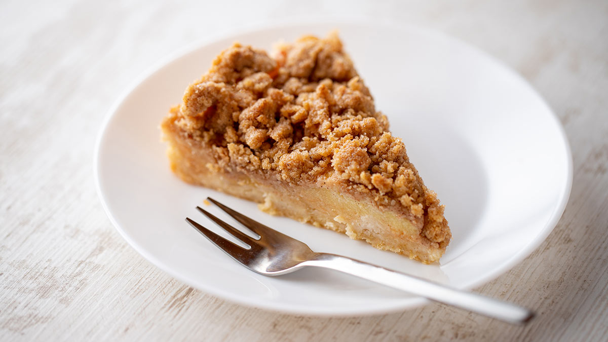 Ein Stück veganer Apfelkuchen mit Zimtstreuseln