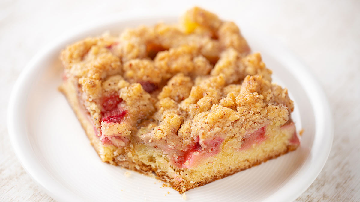 Veganer Rhabarber Blechkuchen mit Streuseln