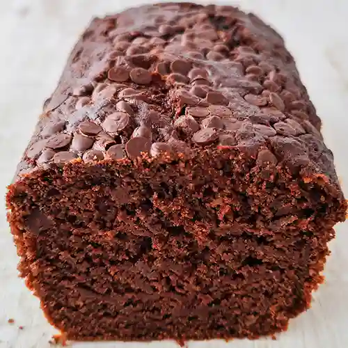 Angeschnittener veganer Schokokuchen mit Schokotropfen.