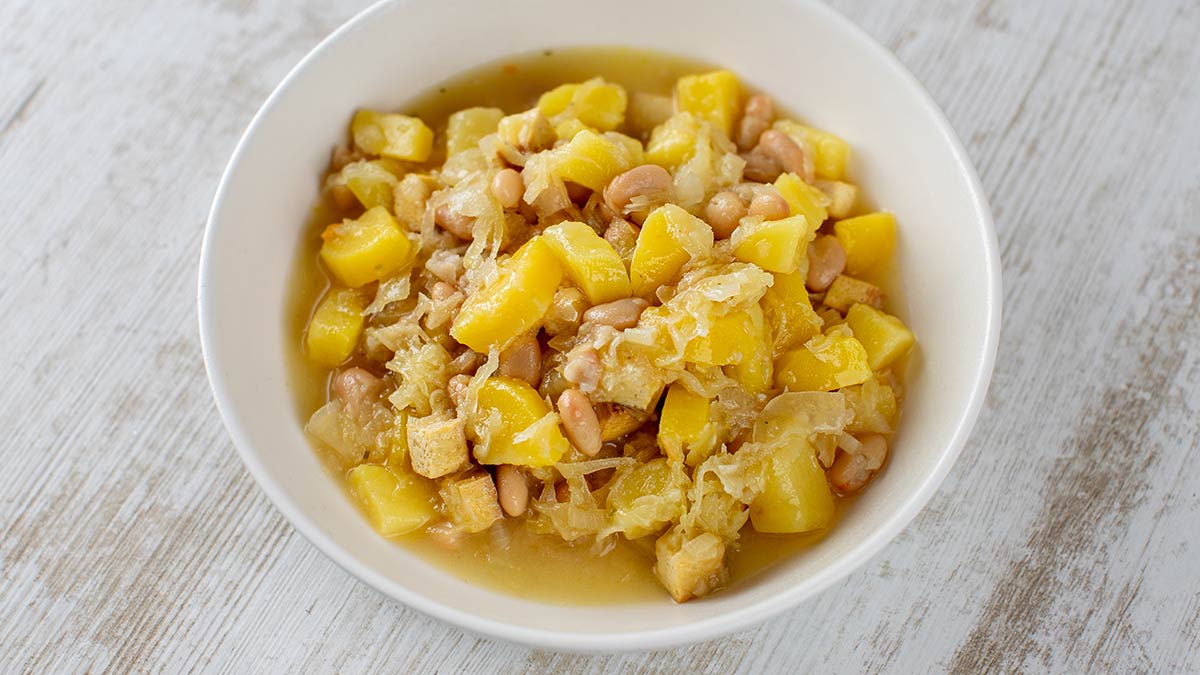 Sauerkraut mit weißen Bohnen und Kartoffeln