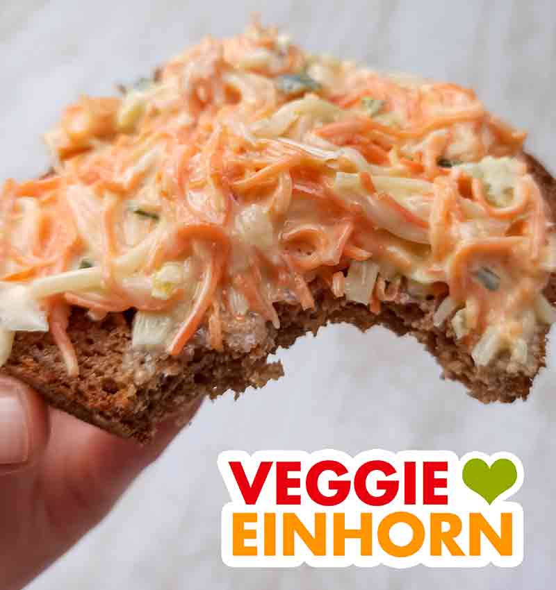 Angebissene Brotscheibe mit veganem Farmersalat von Popp
