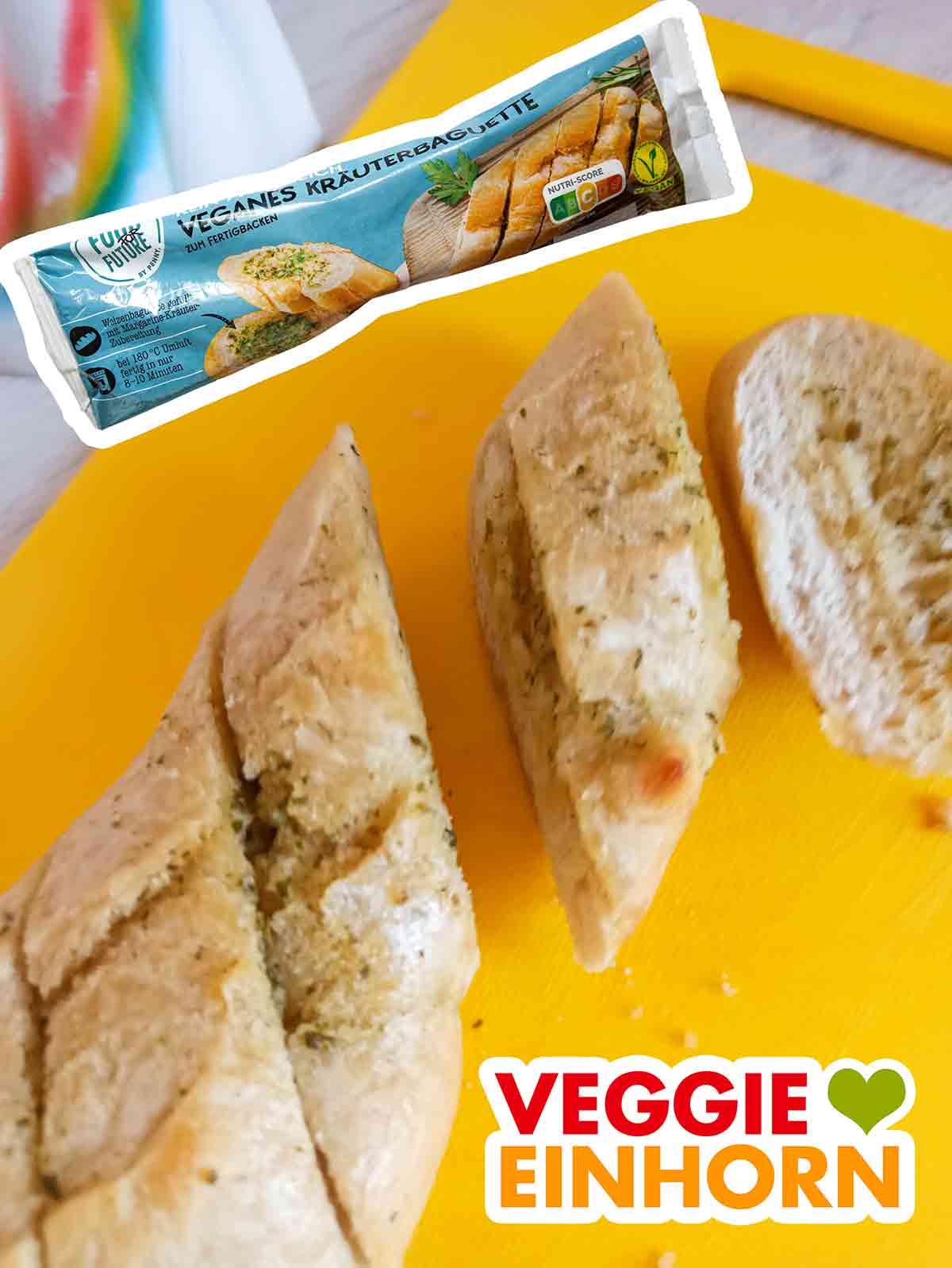 Geschnittenes veganes Kräuterbaguette von Penny mit veganer Kräuterbutter