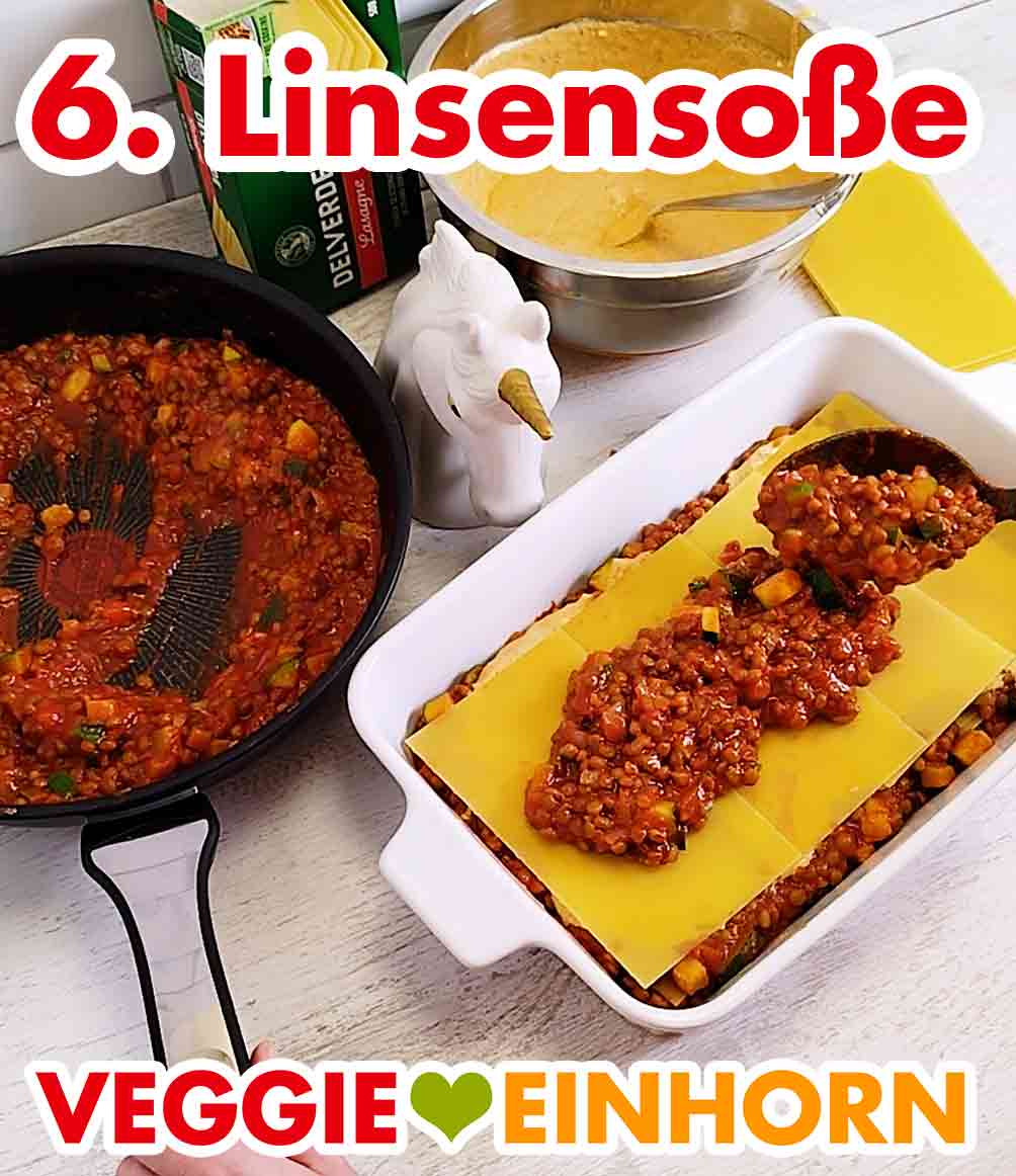Vegane Linsen-Zucchini-Soße wird auf die Lasagneplatten gegeben.