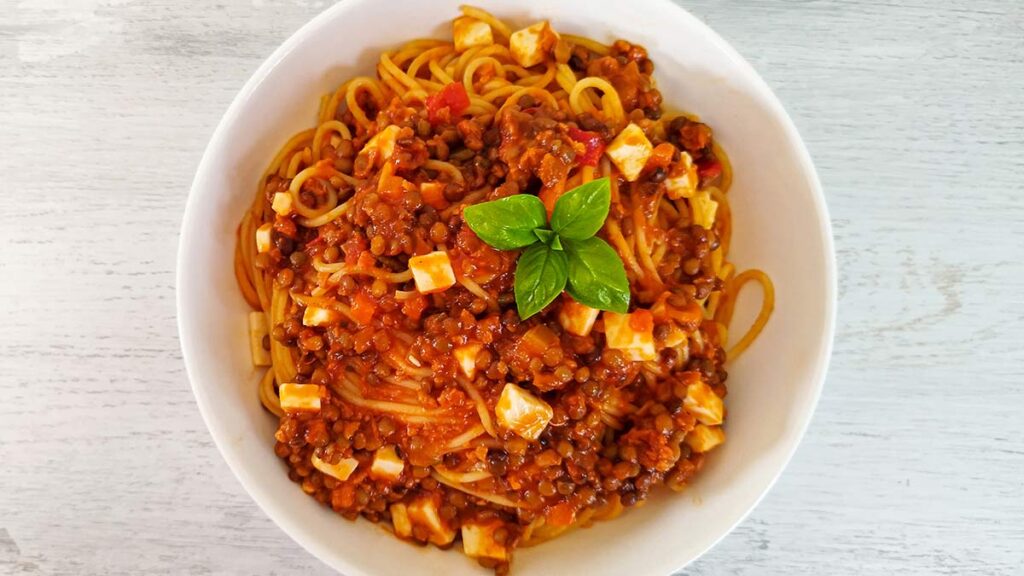 Schnelle Spaghetti mit veganem Feta und Linsen aus der Dose