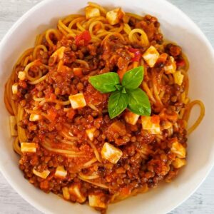 Schnelle Spaghetti mit Bolognese Soße, Linsen und veganem Feta