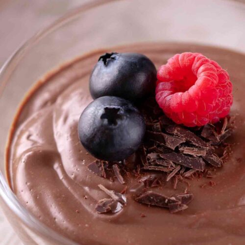 Vegane Mousse au Chocolat aus Seidentofu in einem Glasschälchen