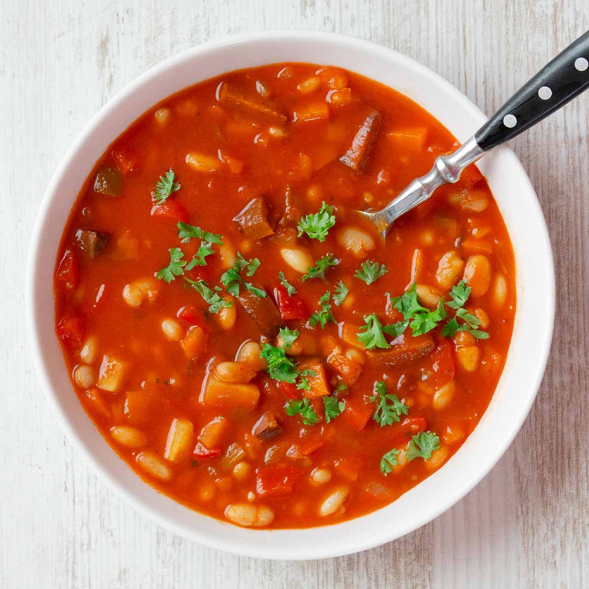 Vegane serbische Bohnensuppe