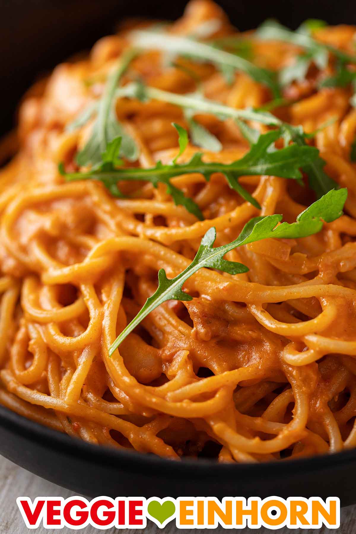 Spaghetti mit einer Soße aus weißen Bohnen und getrockneten Tomaten