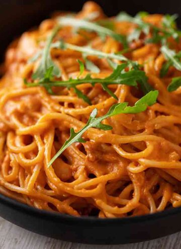 Spaghetti mit weißen Bohnen und getrockneten Tomaten auf einem Teller