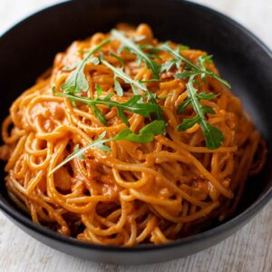 Ein Teller mit Spaghetti mit weißen Bohnen und getrockneten Tomaten
