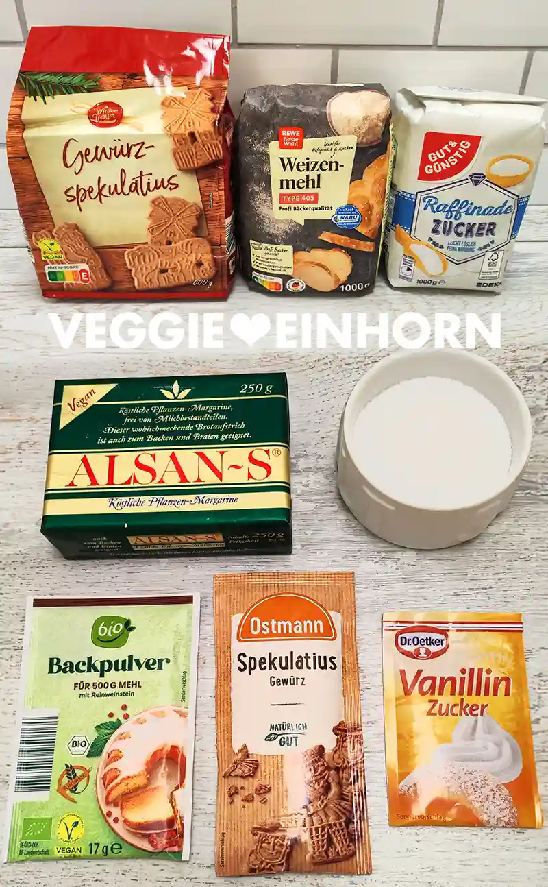 Zutaten für den Teig eines veganen Spekulatius Bananenbrots, darunter Spekulatiuskekse, Mehl, Zucker, vegane Margarine, Backpulver, Spekulatiusgewürz und Vanillezucker.