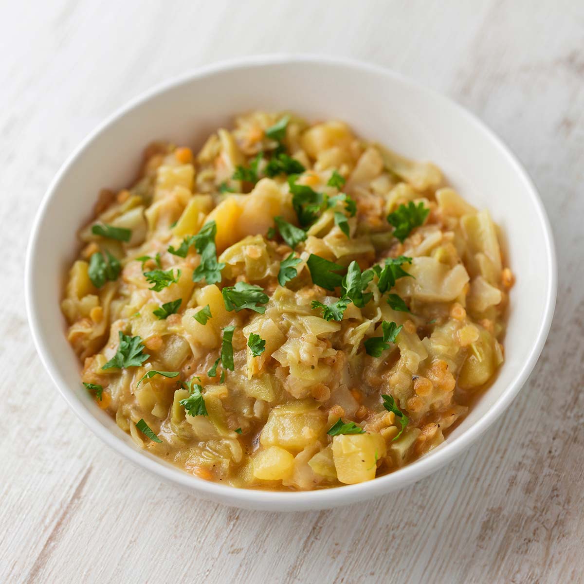 Veganer Eintopf mit Spitzkohl, Kartoffeln und roten Linsen