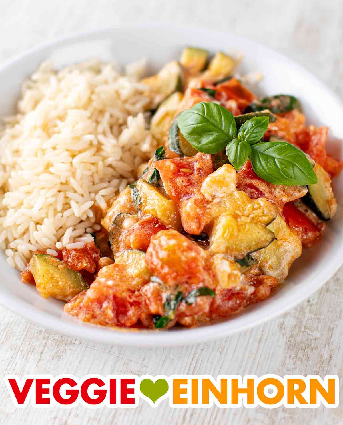 Zucchini Tomaten Pfanne mit veganem Feta und Reis
