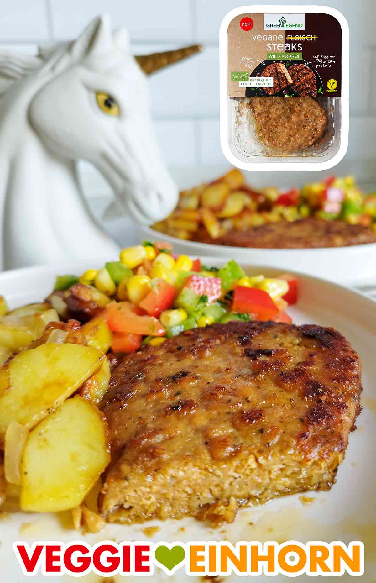 Angeschnittenes veganes Steak Wild Pepper von Green Legend auf einem Teller mit Kartoffeln und Salat