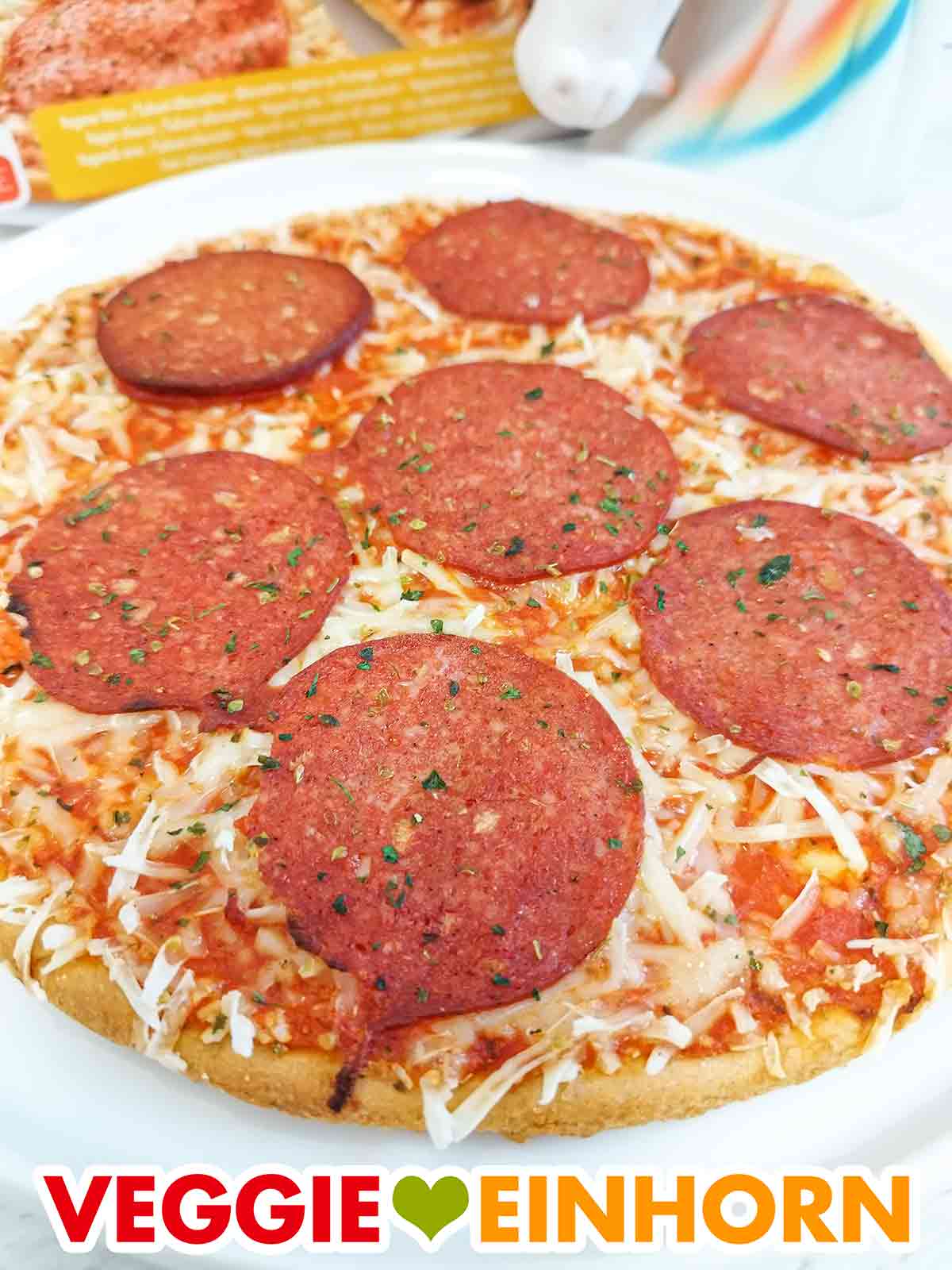 Nahaufnahme der Dr. Oetker Pizza Ristorante mit veganer Salami und veganem Käse