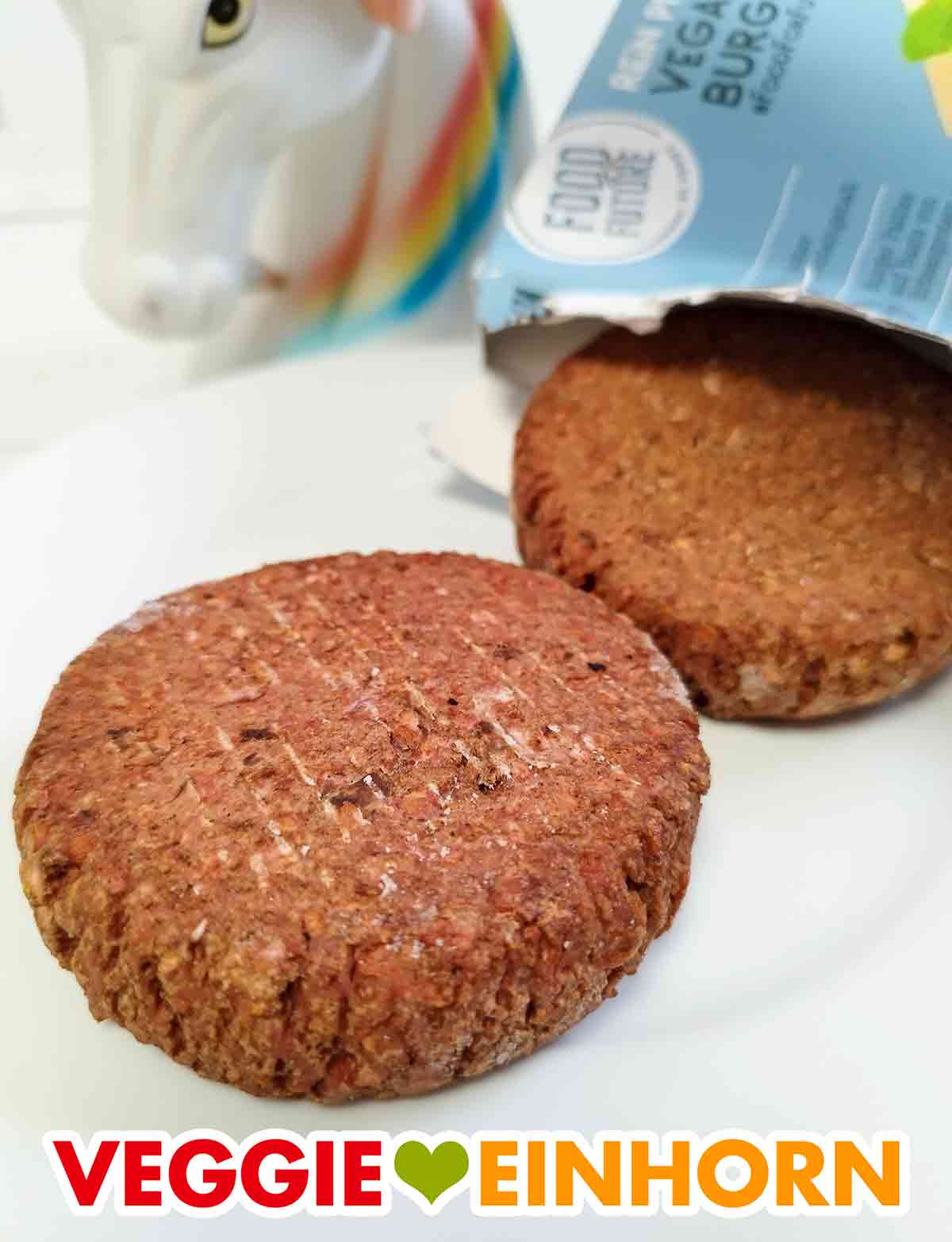 Nahaufnahme der tiefgekühlten veganen Burger Patties von Penny