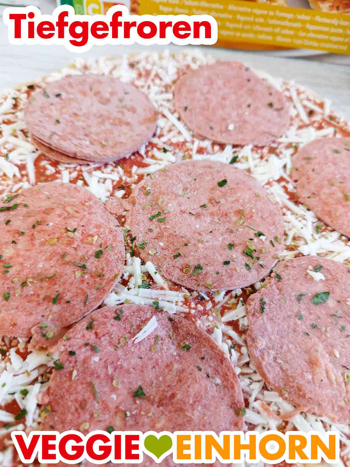 Nahaufnahme der tiefgefrorenen veganen Salami Pizza Ristorante von Dr. Oetker
