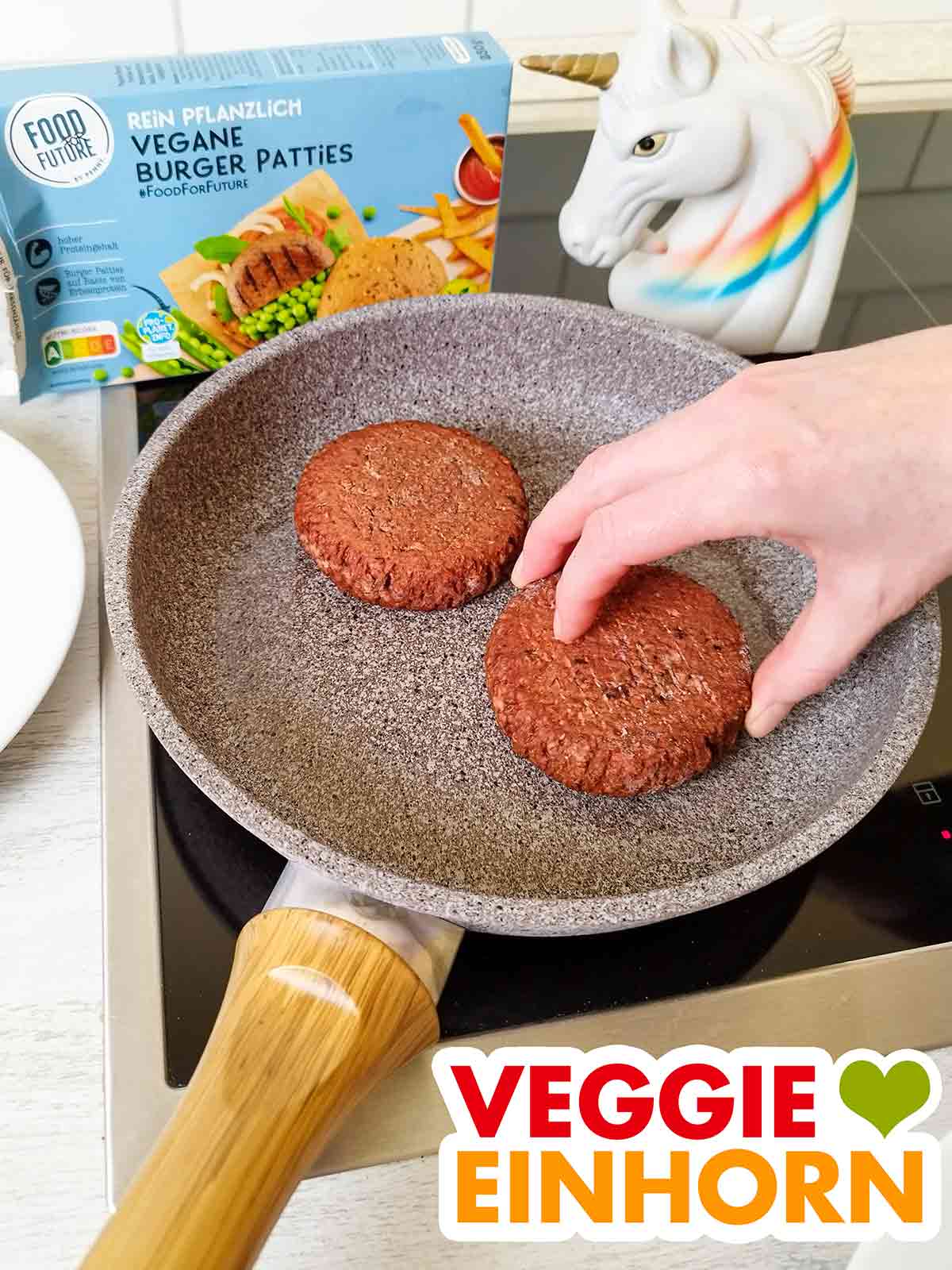 Braten der tiefgefrorenen veganen Burger Patties von Penny in der Pfanne