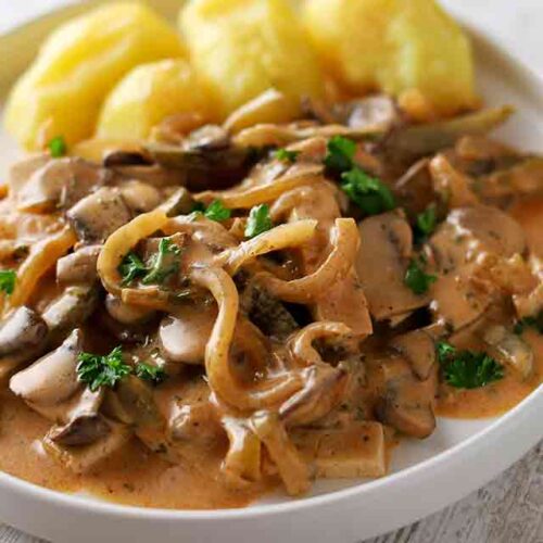 Veganes Tofu Stroganoff serviert mit Kartoffeln