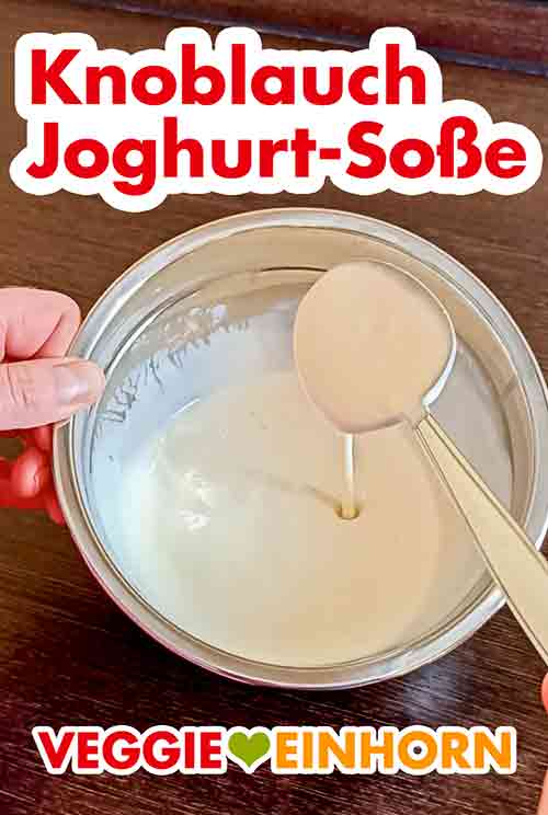 Die fertige Knoblauch-Joghurt-Soße in einer Schüssel