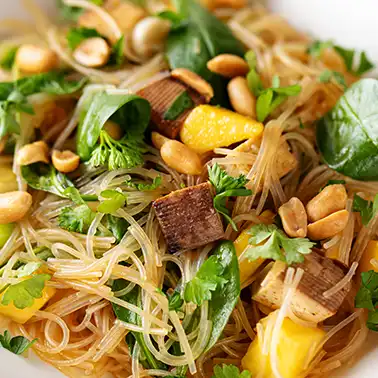 Veganer Glasnudelsalat mit Tofu als Symbolbild für die Kategorie vegan asiatische Rezepte.