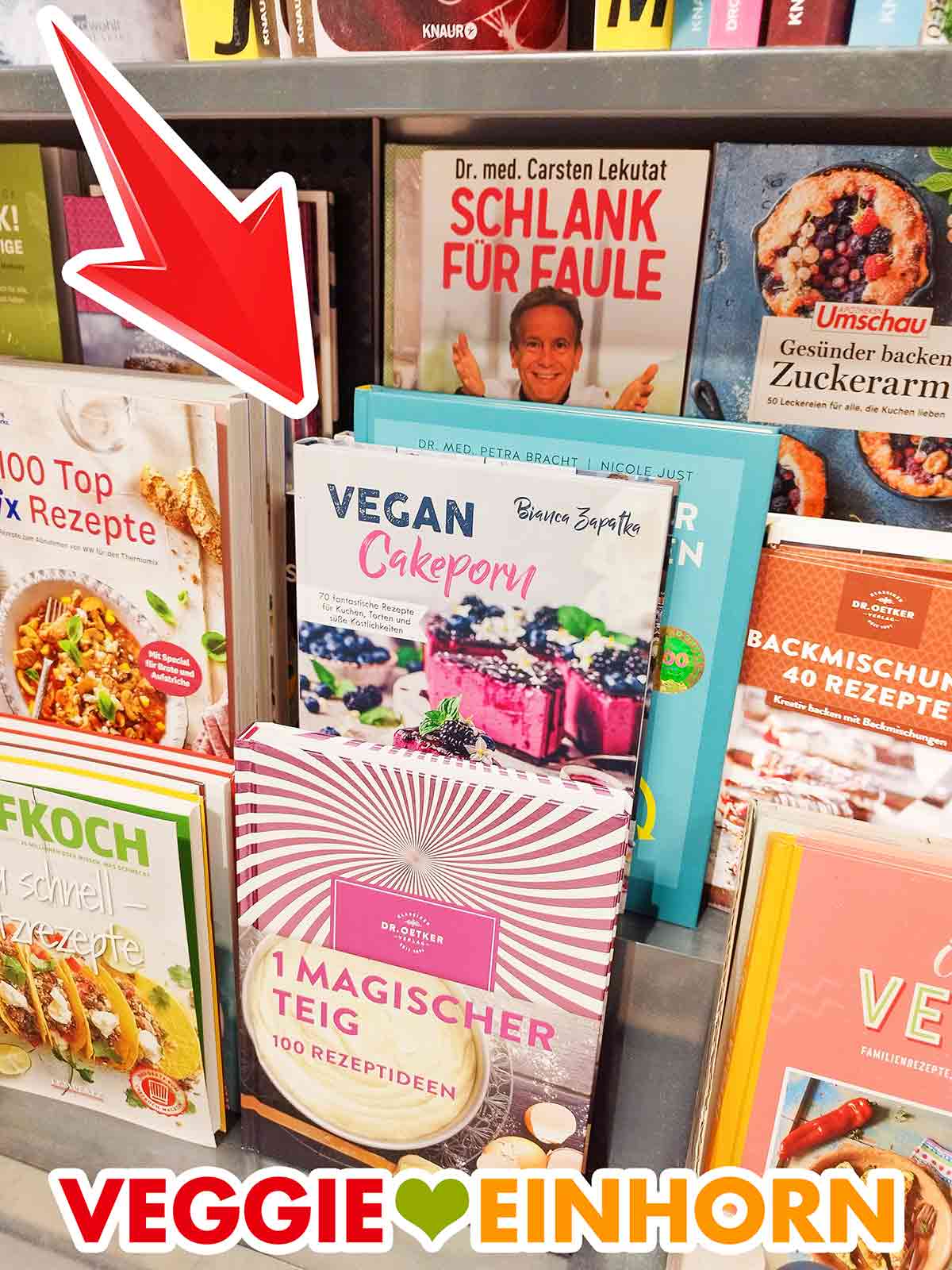 Nahaufnahme des Buches Vegan Cakeporn von Bianca Zapatka im Supermarkt Regal
