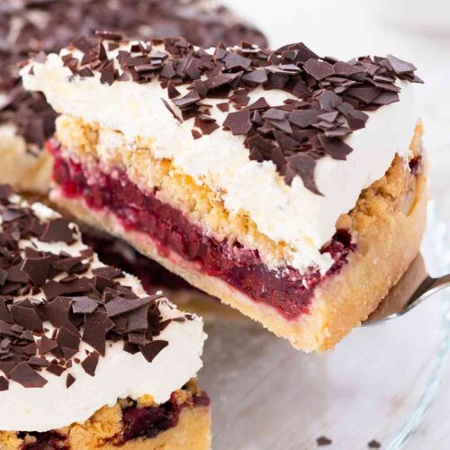 Ein Stück veganer Feuerwehrkuchen wird mit einem Tortenheber angehoben.