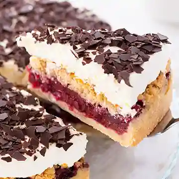 Ein Stück veganer Feuerwehrkuchen wird mit einem Tortenheber angehoben.
