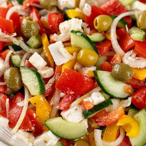 Schüssel mit veganem griechischen Bauernsalat