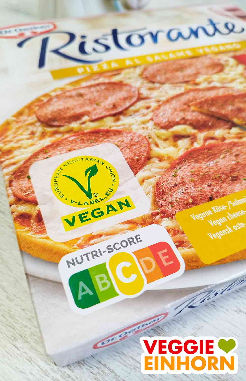 Vegan Logo auf der veganen Salami Pizza Ristorante von Dr. Oetker