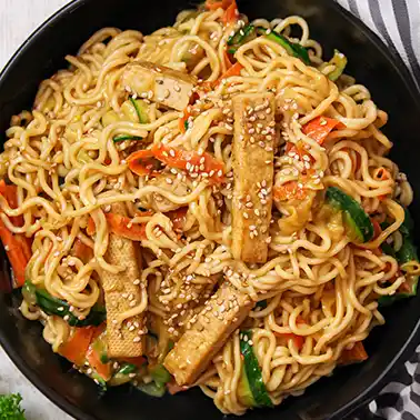 Vegane Asia-Nudeln mit gebratenem Tofu als Symbolbild für die Kategorie vegane 30 Minuten Rezepte.