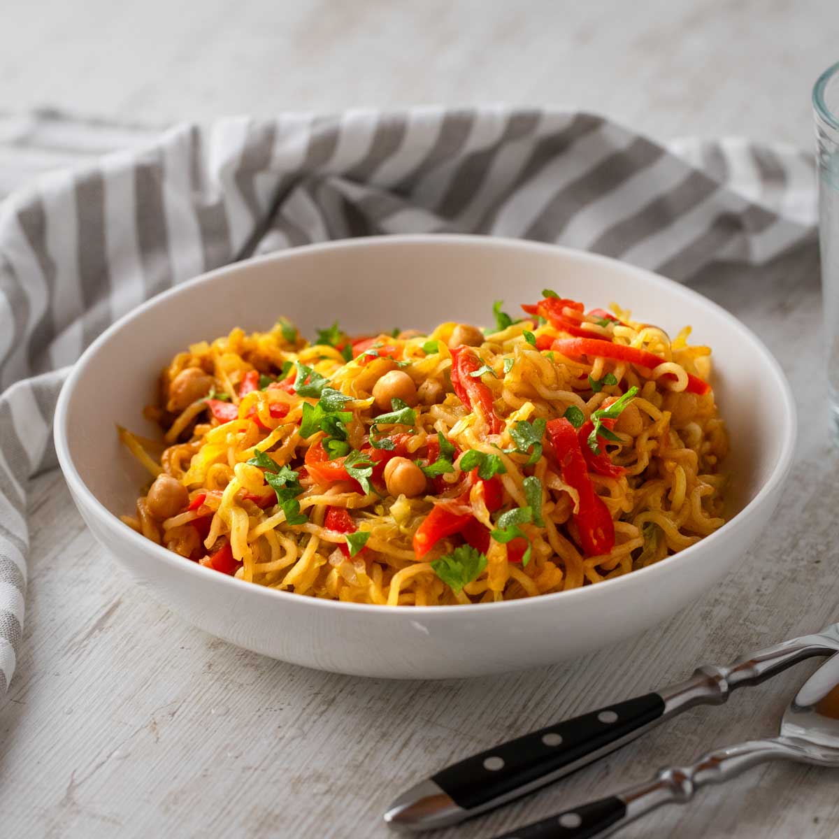 Vegane Mie Nudeln mit Gemüse und Kichererbsen