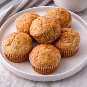 Vegane Bananenbrot Muffins auf einem weißen Teller.