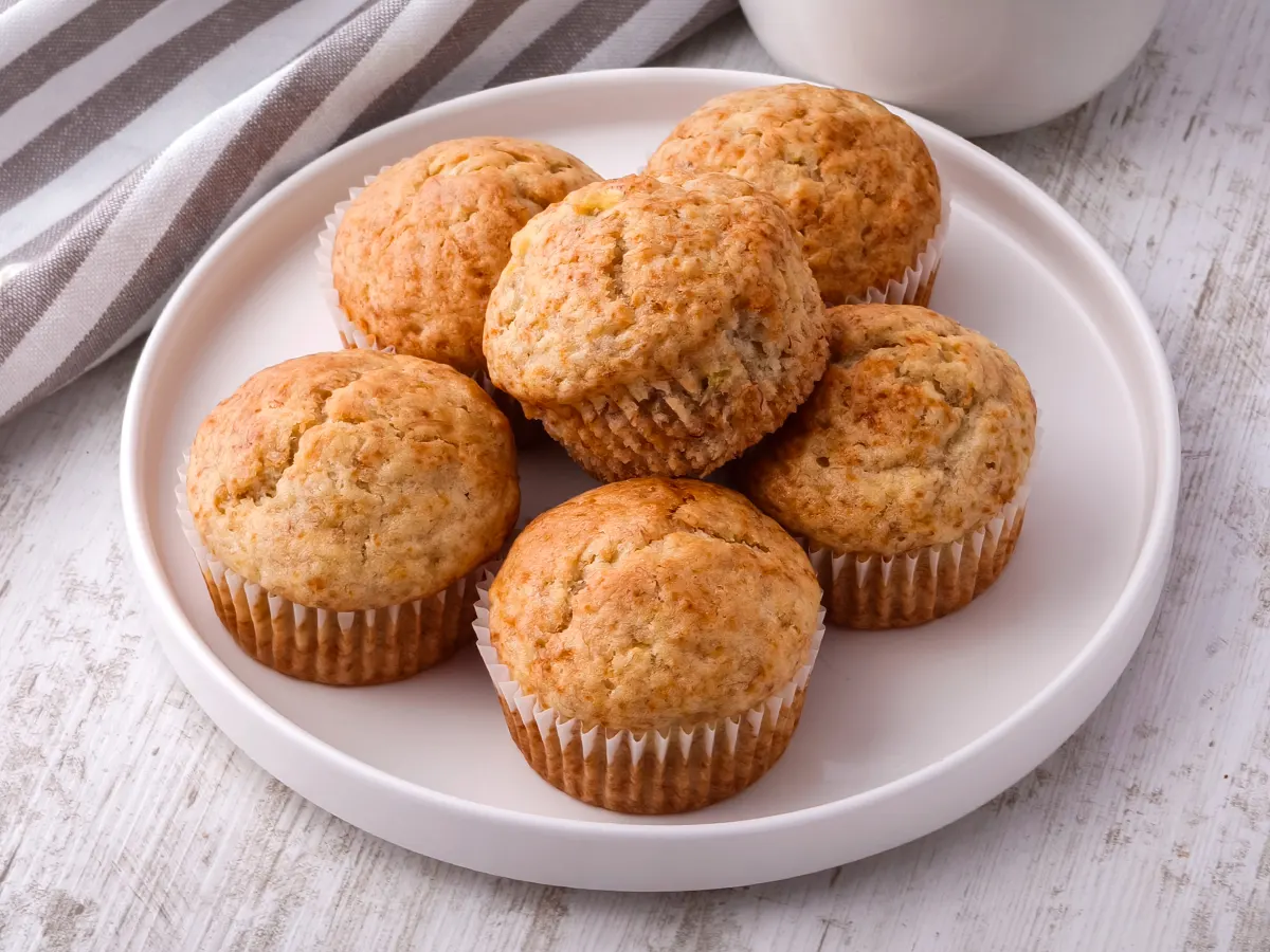 Vegane Bananenbrot Muffins auf einem weißen Teller.