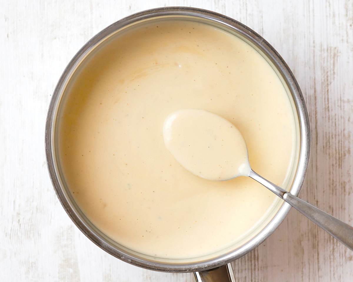 Vegane Béchamelsauce im Topf mit Löffel