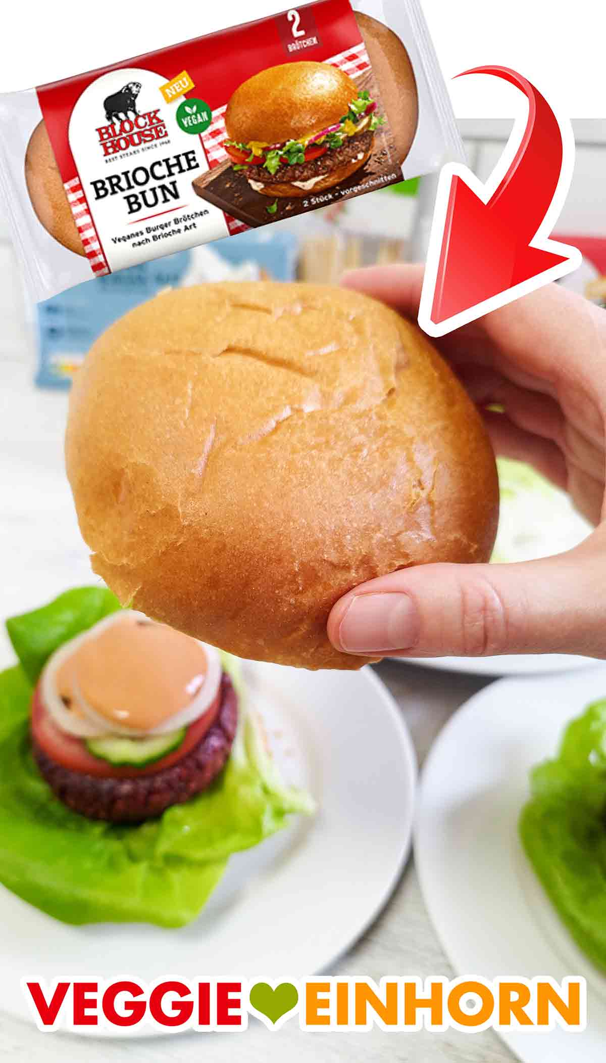 Eine Hand hält die obere Hälfte des veganen Brioche Buns von Block House