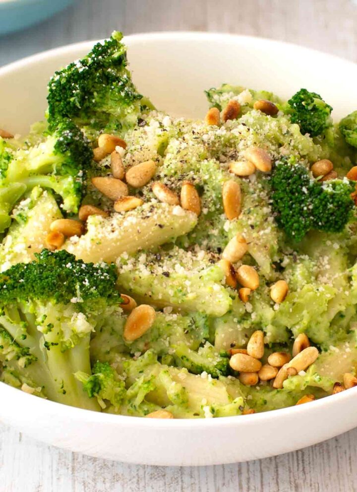 Cremige vegane Nudelsoße mit ofengerösteter Paprika