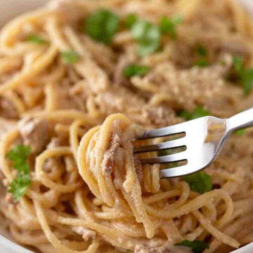 Spaghetti mit Blumenkohl Carbonara und veganem Speck