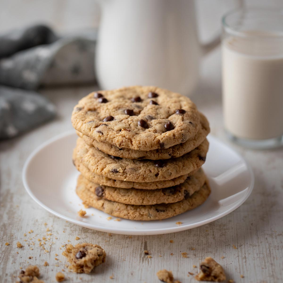 Vegane Chocolate Chip Cookies mit Walnüssen auf einem Teller