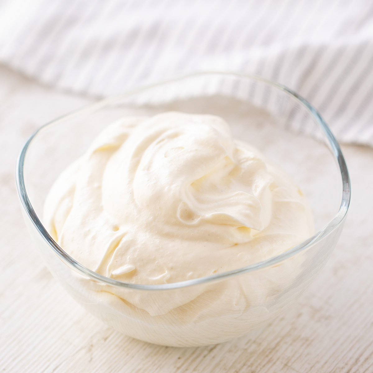 Vegane Creme für Desserts aus veganem Skyr und Schlagsahne