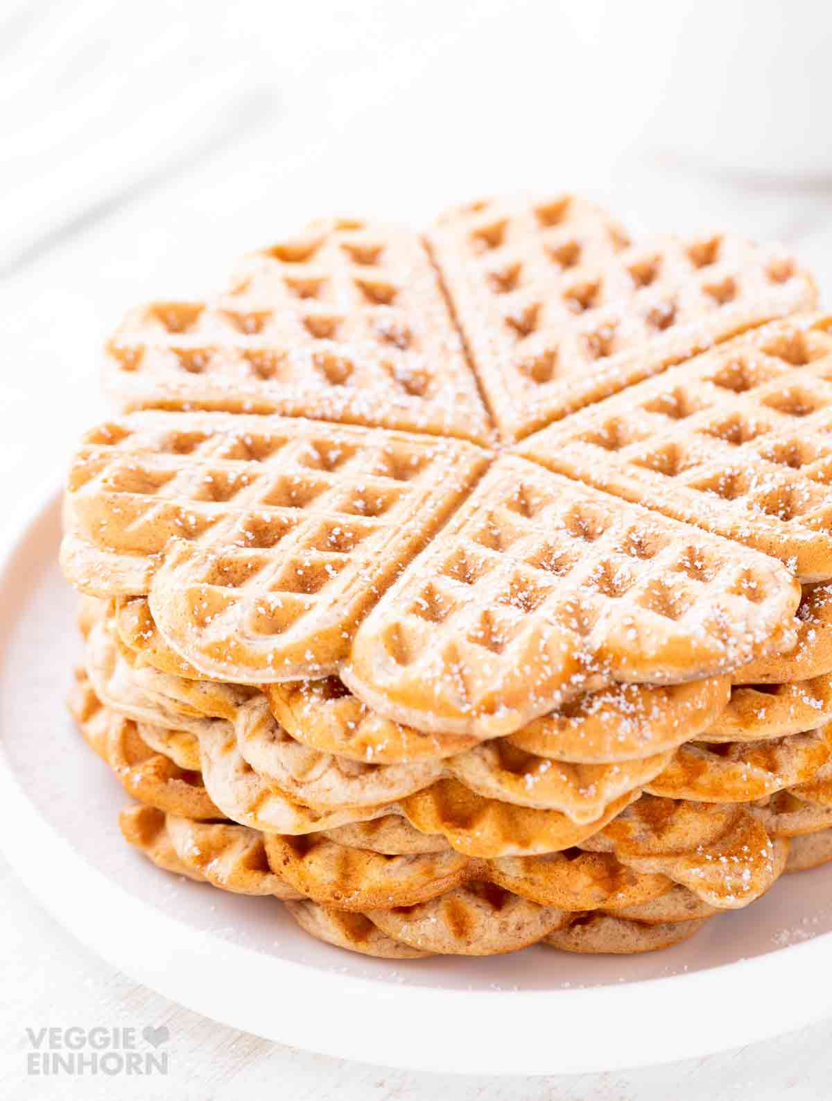 Vegane Dinkelwaffeln, gestapelt auf einem weißen Teller.