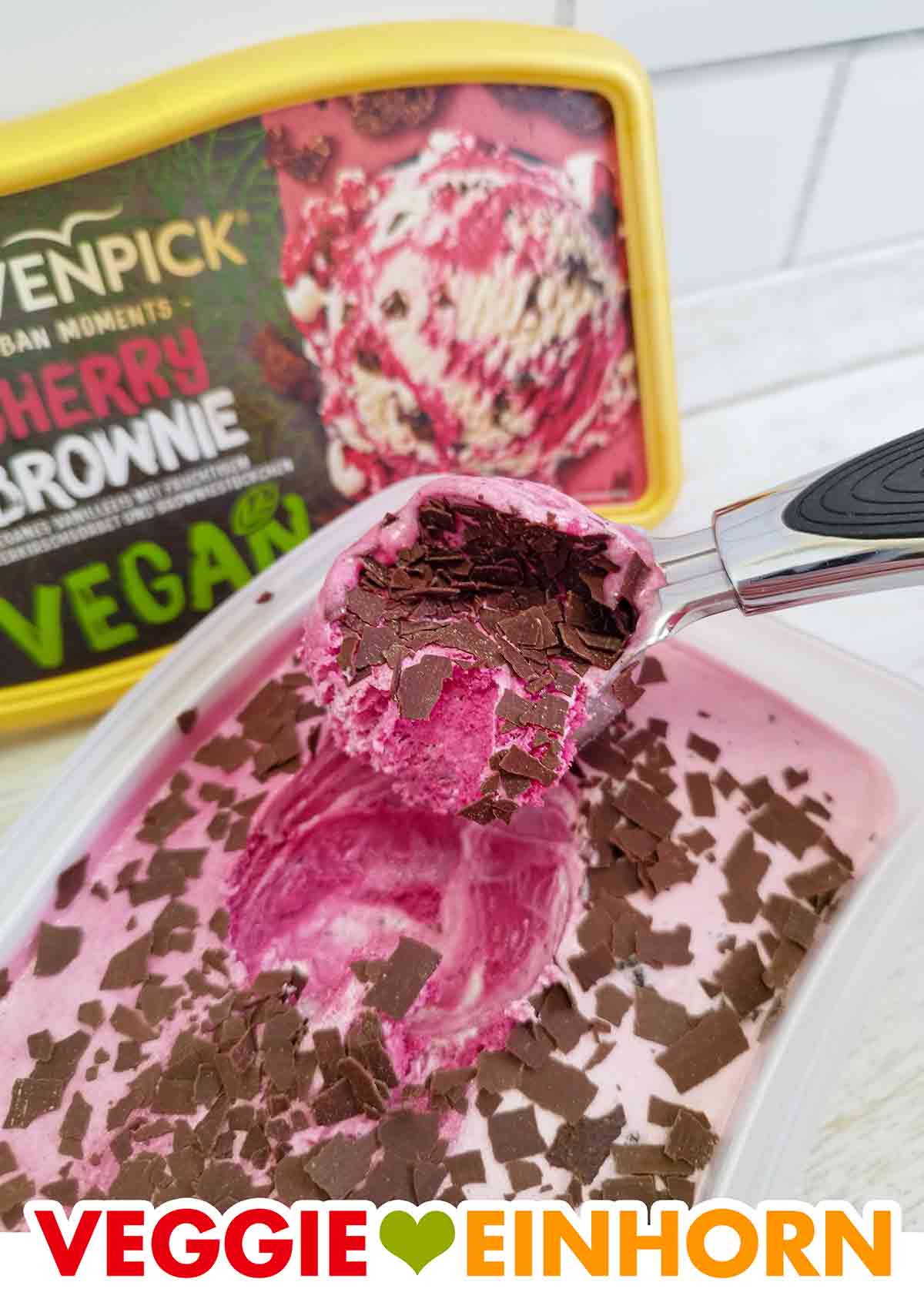 Eiskugelportionierer mit veganer Cherry Brownie Eiscreme von Mövenpick
